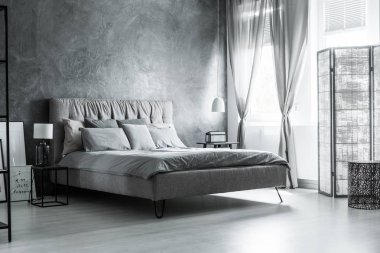 Dekoratif perdeler ile karanlık yatak odası