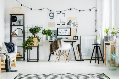Masaüstü ile modern ev ofis