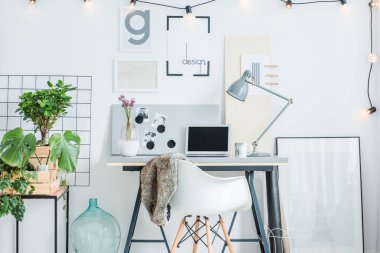 Çalışma alanı içinde küçük ağaç