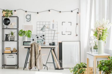 Çiçekli çağdaş ev ofis