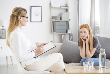 Pedagog giderici stres bir kız