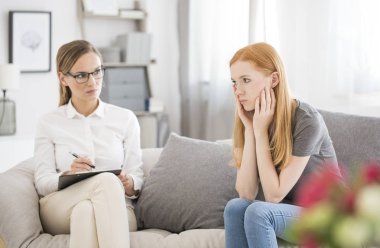 Travma ile endişeli genç kız