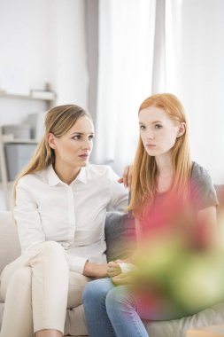 Arkadaşlarım oturma odasında