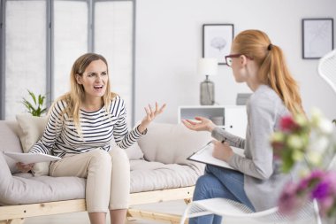 öfkeli kadın çığlığı