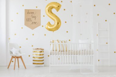 Dekoratif yeni doğan bebeğin yatak odası