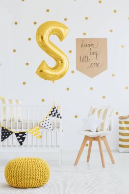 Kabarık yanındaki çocuğun yatak