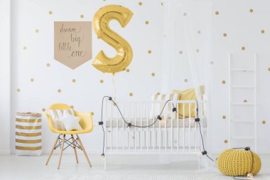 Kabarık parlak bebeğin yatak odası