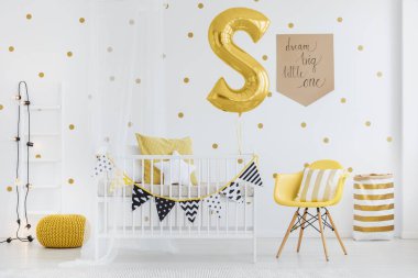 Bebeğin yatak kolye ile