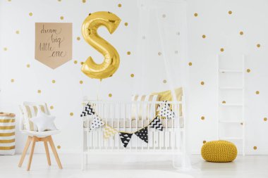 Yeni doğan bebeğin yatak kolye ile