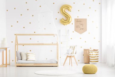 El yapımı çocuk yatak örtü ile