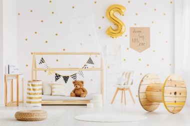 Oyuncak ayı çocuğun yatakta