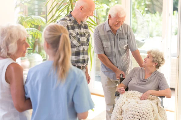 Mannen bezoeken van zus — Stockfoto