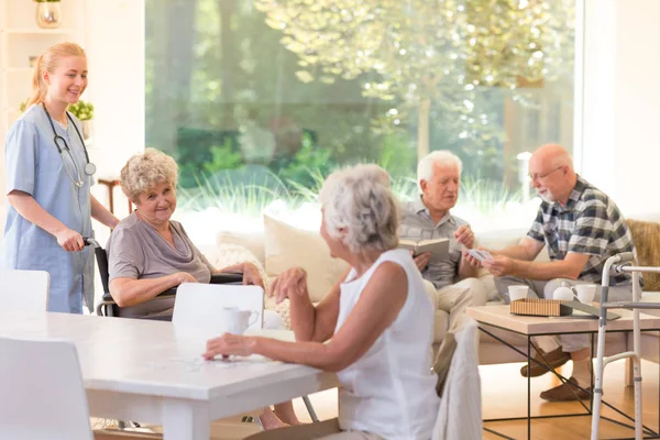 Seniorer i vardagsrum — Stockfoto