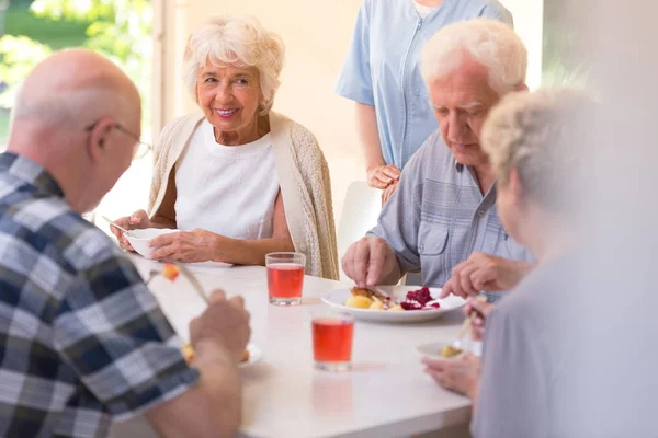 Συνταξιούχοι που τρώνε το μεσημεριανό γεύμα — Φωτογραφία Αρχείου