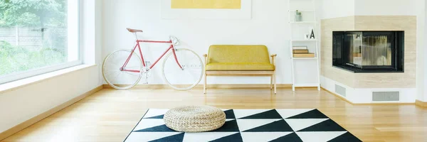 Habitación simple con bicicleta — Foto de Stock