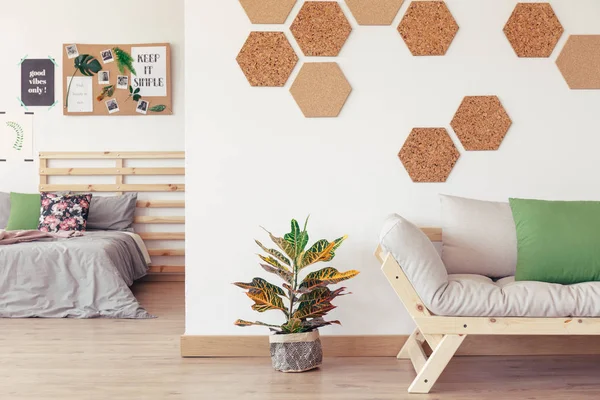 Kral yatak üzerinde gri yatak takımları