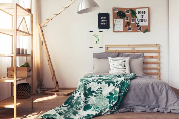 Gri yastık ile kral yatak