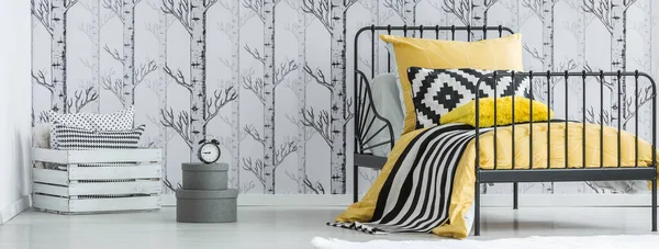 Kontrastfarbe Wald Schlafzimmer — Stockfoto
