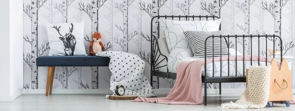 在孩子的床上的粉红色毯子 — 图库照片