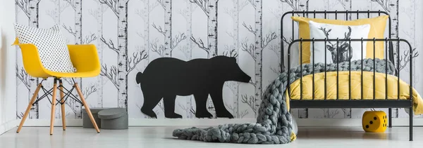 Ayı etiketi ile çocuğun yatak odası