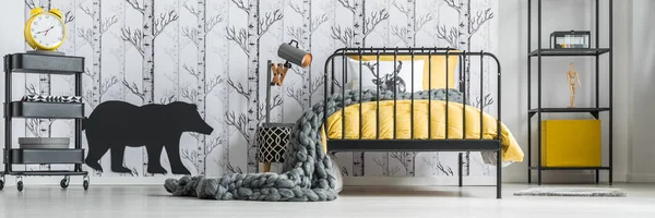 Huş ağacı duvar kağıdı ile çocuğun yatak odası 