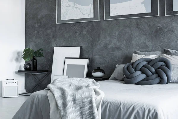 キングサイズのベッドの上の明るい敷布 — ストック写真