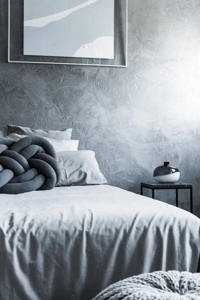 Dormitorio sencillo con jarrón decorativo — Foto de Stock