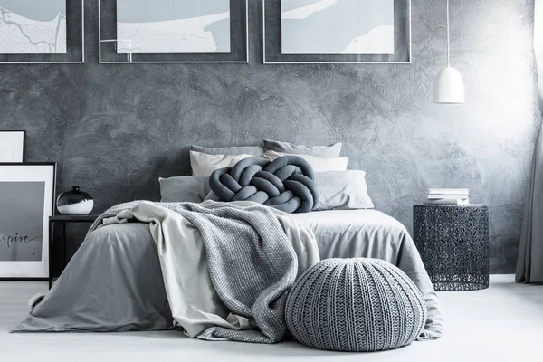 Kabarık tek renkli yatak odası