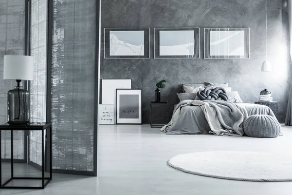 Dormitorio oscuro con alfombra blanca — Foto de Stock