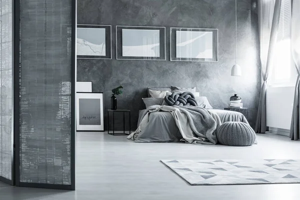 Dormitorio gris con pantalla — Foto de Stock