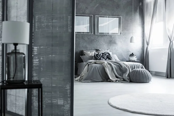 Dormitorio misterioso con lámpara clásica — Foto de Stock