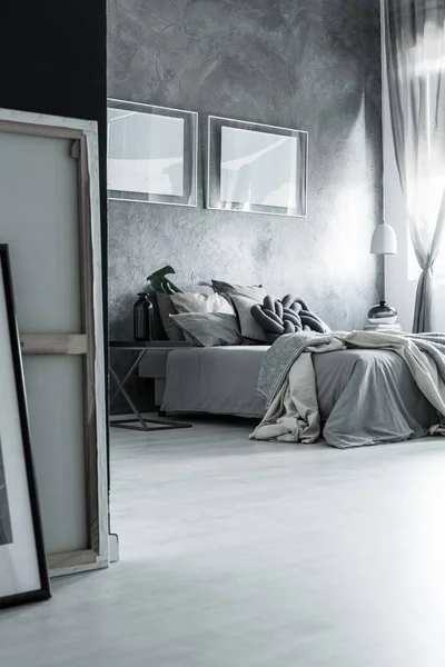 Kamar tidur dalam skema warna monokromatik — Stok Foto