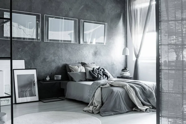 Dunkelgraues Schlafzimmer mit Bildschirm — Stockfoto