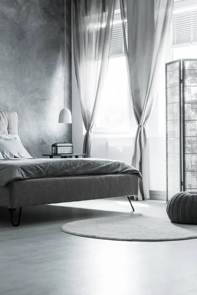 Dekorative Vorhänge im klassischen Schlafzimmer — Stockfoto