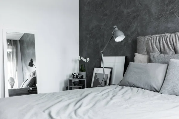 Контрастна кольорова спальня з дзеркалом — стокове фото