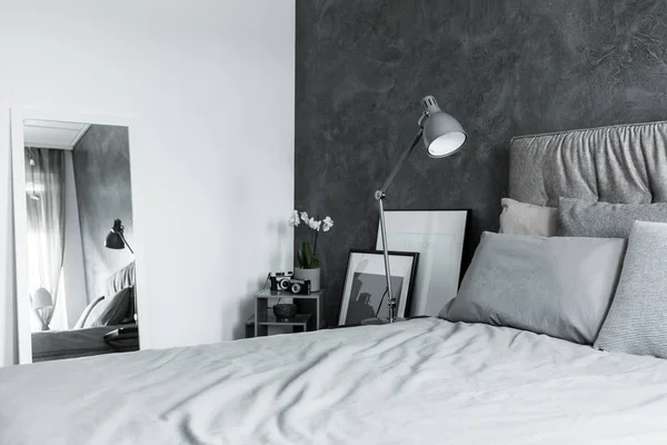 Contrast color bedroom with mirror — Stock Photo, Image