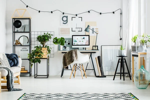 Modernes Home Office mit Desktop — Stockfoto