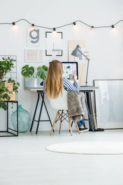 Meisje werken in een kantoor aan huis — Stockfoto