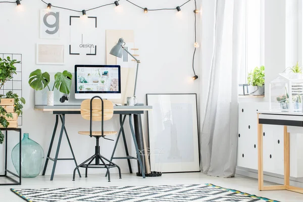 Ahşap sandalye ile tasarlanmış office