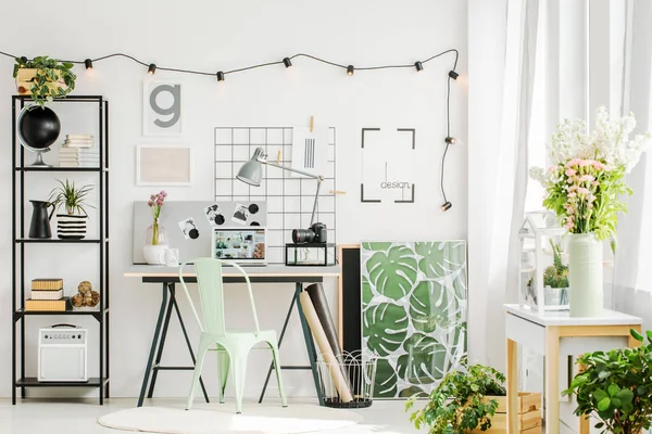 Espace de travail avec chaise verte — Photo