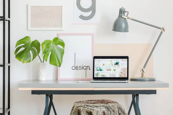 Домашний офис с простыми плакатами — стоковое фото