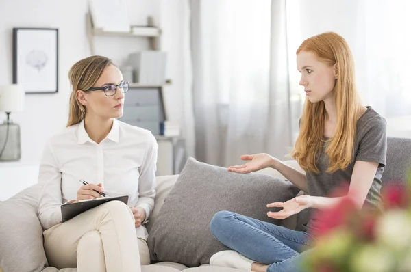 Psychiatra próbuje rozwiązać problem — Zdjęcie stockowe