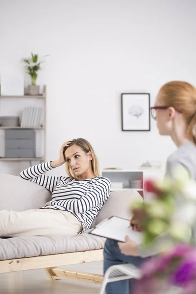 Psikoterapi oturum sırasında endişeli kadın — Stok fotoğraf