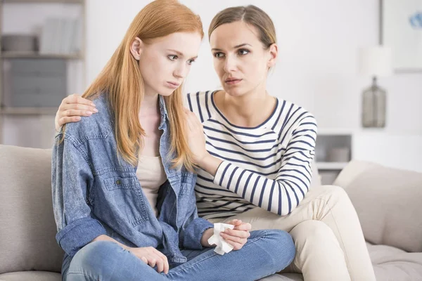 Mother comforting crying daughter — Stock Photo, Image