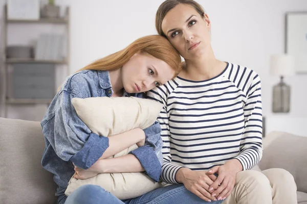 Niña adolescente abrazando almohada — Foto de Stock