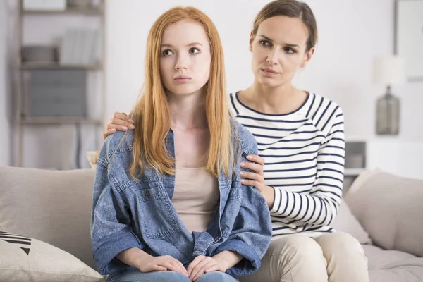 Worried mother supporting young daughter — Stock Photo, Image