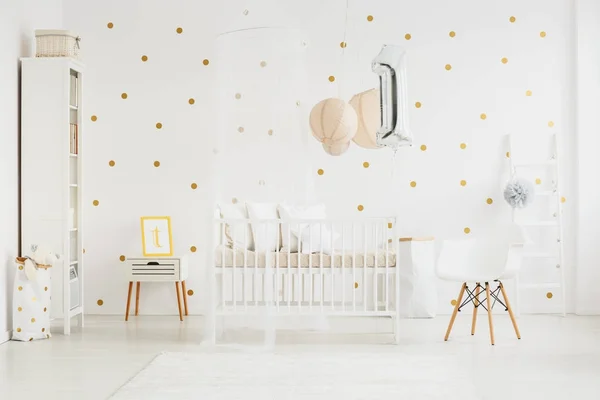 Interior del dormitorio del bebé con silla —  Fotos de Stock