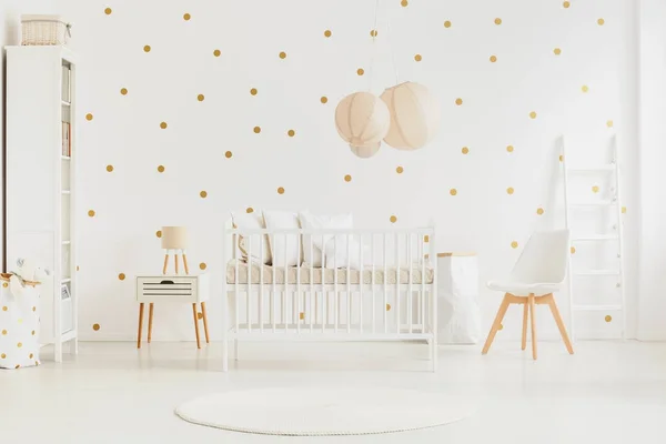 Pastel lantaarns boven baby's bed — Stockfoto