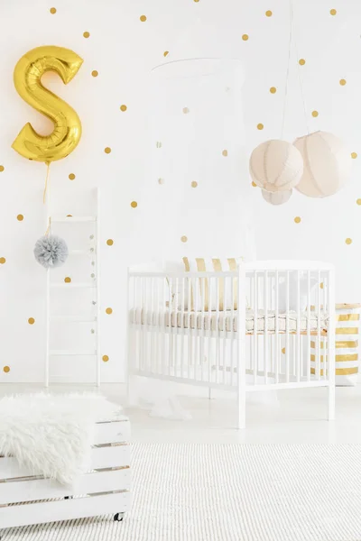 Dormitorio del bebé con globo de oro — Foto de Stock