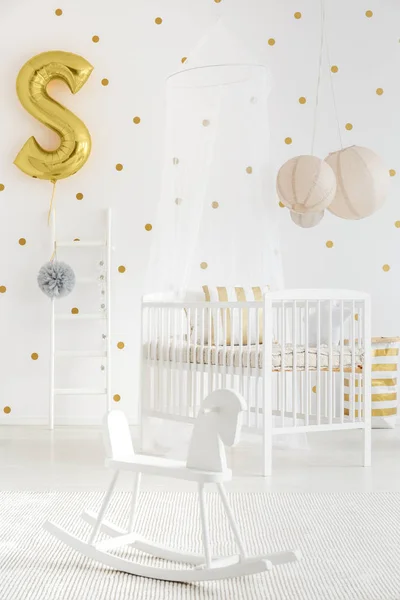 Caballo mecedora en el dormitorio del niño —  Fotos de Stock